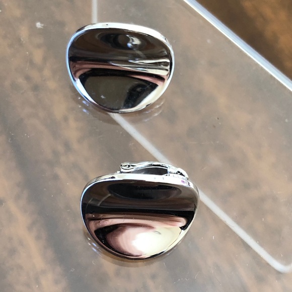 Vintage Avon curved disc clip on earrings silver tone - Picture 10 of 16